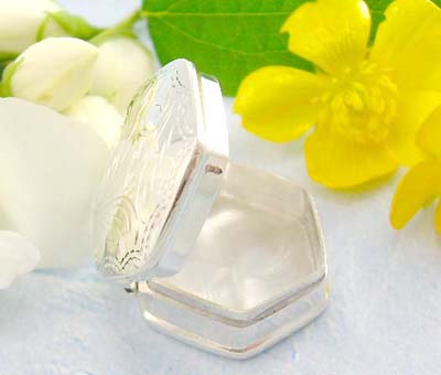 Cute jewelry shopping online pyramid shape sterling silver pill box with flower decor on the cover      