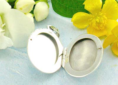 Discount erotic jewelry costume fashion oval shape pendant locket cut-out line pattern design in sterling silver      