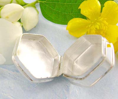 Promotion jewelry shopping plain pyramid shape pill box design in sterling silver      
