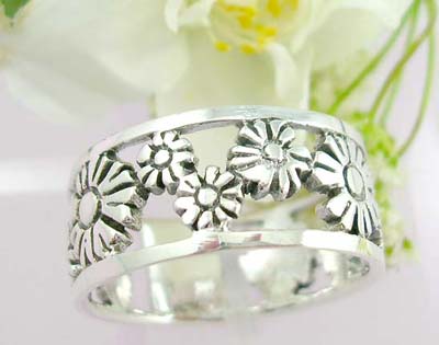 Free gift idea sterling silver ring with daises flower design   